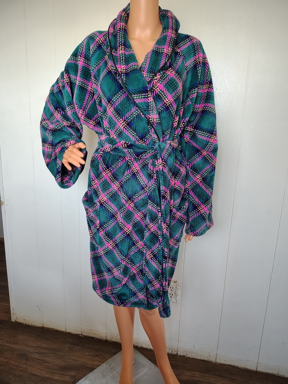 Victoria's Secret Teal & Pink Plush Robe with Plaid Accent Size M/L.